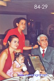 Foto 84-29 - El Lic. Gerardo de Jesús Hinojosa con su familia en la tradicional Comida Baile del día del Impresor de Canagraf Guanajuato, realizada el 24 de Septiembre 2005 en el Hotel La Nueva Estancia de la Ciudad de León, Guanajuato México.