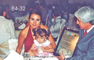 Foto 84-32 - El Lic. Gerardo de Jesús Hinojosa de León con parte de su familia en la tradicional Comida Baile del día del Impresor de Canagraf Guanajuato, realizada el 24 de Septiembre 2005 - Para ver la foto más grande, presione en la misma