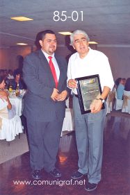 Foto 85-01 - Una toma más de Juan Elías Cordero Durán y el Lic. Gerardo de Jesús Hinojosa en la tradicional Comida Baile del día del Impresor de Canagraf Guanajuato, realizada el 24 de Septiembre 2005 en el Hotel La Nueva Estancia de la Ciudad de León, Guanajuato México.