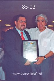 Foto 85-03 - Mostrando el reconocimiento, Juan Elías Cordero Durán y el Lic. Gerardo de Jesús Hinojosa en la tradicional Comida Baile del día del Impresor de Canagraf Guanajuato, realizada el 24 de Septiembre 2005 en el Hotel La Nueva Estancia de la Ciudad de León, Guanajuato México.