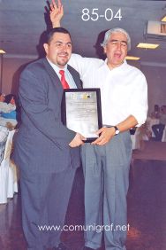 Foto 85-04 - Juan Elías Cordero Durán y el Lic. Gerardo de Jesús Hinojosa en la tradicional Comida Baile del día del Impresor de Canagraf Guanajuato, realizada el 24 de Septiembre 2005 en el Hotel La Nueva Estancia de la Ciudad de León, Guanajuato México.