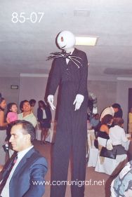Foto 85-07 - Otra toma del gigantón que durante la fiesta a unos asustó y a otros les causó risa en la tradicional Comida Baile del día del Impresor de Canagraf Guanajuato, realizada el 24 de Septiembre 2005 en el Hotel La Nueva Estancia de la Ciudad de León, Guanajuato México.