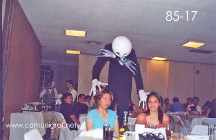 Foto 85-17 - Gigantón que durante la fiesta a unos asustó y a otros les causó risa en la tradicional Comida Baile del día del Impresor de Canagraf Guanajuato, realizada el 24 de Septiembre 2005 en el Hotel La Nueva Estancia de la Ciudad de León, Guanajuato México.