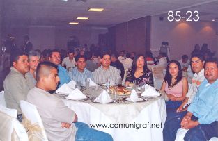 Foto 85-23 - Mesa con parte del personal empleado de la empresa Grupo Industrial Artes Gráficas en la tradicional Comida Baile del día del Impresor de Canagraf Guanajuato, realizada el 24 de Septiembre 2005 en el Hotel La Nueva Estancia de la Ciudad de León, Guanajuato México.