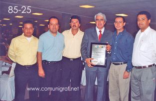 Foto 85-25 - Otra toma de: Jorge Ramos, Francisco Ramírez Romero, Juan Manuel Ornelas Becerra, Lic. Gerardo de Jesús Hinojosa de León, Alejandro Aguilera Muñoz y Salvador Lira Moreno en la tradicional Comida Baile del día del Impresor de Canagraf Guanajuato, realizada el 24 de Septiembre 2005 en el Hotel La Nueva Estancia de la Ciudad de León, Guanajuato México.