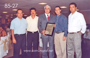 Foto 85-27 - El Lic. Gerardo de Jesús Hinojosa de León (centro) mostrando su reconocimiento, lo acompañan de izq a der Francisco Ramírez Romero, Juan Manuel Ornelas Becerra, Alejandro Aguilera Muñoz y Salvador Lira Moreno en la tradicional Comida Baile del día del Impresor de Canagraf Guanajuato, realizada el 24 de Septiembre 2005 en el Hotel La Nueva Estancia de la Ciudad de León, Guanajuato México.