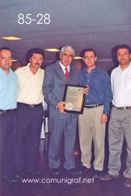 Foto 85-28 - C.P. Francisco Ramírez Romero, Juan Manuel Ornelas Becerra, Lic. Gerardo de Jesús Hinojosa, Alejandro Aguilera Muñoz y Salvador Lira Moreno en la tradicional Comida Baile del día del Impresor de Canagraf Guanajuato, realizada el 24 de Septiembre 2005 en el Hotel La Nueva Estancia de la Ciudad de León, Guanajuato México.