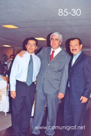 Foto 85-30 - El Lic. Gerardo de Jesús Hinojosa (centro) con dos de sus colaboradores en la tradicional Comida Baile del día del Impresor de Canagraf Guanajuato, realizada el 24 de Septiembre 2005 en el Hotel La Nueva Estancia de la Ciudad de León, Guanajuato México.