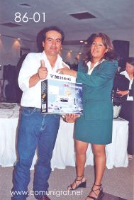 Foto 86-01 - Feliz afortunado de otro reproductor de DVD Mitsui en el sorteo de la tradicional Comida Baile del día del Impresor de Canagraf Guanajuato, realizada el 24 de Septiembre 2005 en el Hotel La Nueva Estancia de la Ciudad de León, Guanajuato México.