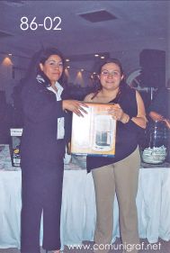 Foto 86-02 - Otra Feliz afortunada de otra cafetera eléctrica, la entrega Delia Hernández (izq) en la tradicional Comida Baile del día del Impresor de Canagraf Guanajuato, realizada el 24 de Septiembre 2005 en el Hotel La Nueva Estancia de la Ciudad de León, Guanajuato México.