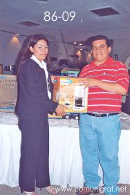 Foto 86-09 - Otro más afortunado con una cafetera eléctrica, la entrega Delia Hernández (izq) en la tradicional Comida Baile del día del Impresor de Canagraf Guanajuato, realizada el 24 de Septiembre 2005 en el Hotel La Nueva Estancia de la Ciudad de León, Guanajuato México.