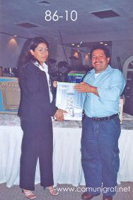 Foto 86-10 - Feliz afortunado con una licuadora oster, la entrega Delia Hernández (izq) en la tradicional Comida Baile del día del Impresor de Canagraf Guanajuato, realizada el 24 de Septiembre 2005 en el Hotel La Nueva Estancia de la Ciudad de León, Guanajuato México.