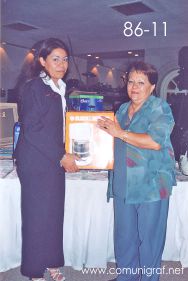 Foto 86-11 - Otra Feliz afortunada con una cafetera eléctrica, la entrega Delia Hernández (izq) en la tradicional Comida Baile del día del Impresor de Canagraf Guanajuato, realizada el 24 de Septiembre 2005 en el Hotel La Nueva Estancia de la Ciudad de León, Guanajuato México.