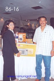 Foto 86-16 - Feliz afortunado con un horno de micro-ondas, lo entrega Delia Hernández (izq) en la tradicional Comida Baile del día del Impresor de Canagraf Guanajuato, realizada el 24 de Septiembre 2005 en el Hotel La Nueva Estancia de la Ciudad de León, Guanajuato México.