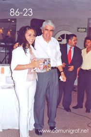 Foto 86-23 - Feliz afortunada de un regalo sorpresa, lo entrega el Lic. Gerardo de Jesús Hinojosa (der) en la tradicional Comida Baile del día del Impresor de Canagraf Guanajuato, realizada el 24 de Septiembre 2005 en el Hotel La Nueva Estancia de la Ciudad de León, Guanajuato México.