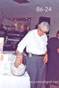 Foto 86-24 - El Lic. Gerardo de Jesús Hinojosa sacando otro de los números premiados en la tradicional Comida Baile del día del Impresor de Canagraf Guanajuato, realizada el 24 de Septiembre 2005 en el Hotel La Nueva Estancia de la Ciudad de León, Guanajuato México.