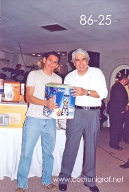 Foto 86-25 - Feliz agraciado con una licuadora Oster, lo entrega el Lic. Gerardo de Jesús Hinojosa (der) en la tradicional Comida Baile del día del Impresor de Canagraf Guanajuato, realizada el 24 de Septiembre 2005 en el Hotel La Nueva Estancia de la Ciudad de León, Guanajuato México.