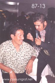 Foto 87-13 - No se dejó besar pero si permitió que le cantara el imitador de Vicente Fernández en la tradicional Comida Baile del día del Impresor de Canagraf Guanajuato, realizada el 24 de Septiembre 2005 en el Hotel La Nueva Estancia de la Ciudad de León, Guanajuato México.