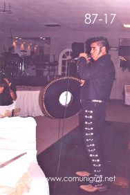 Foto 87-17 - Otra toma del imitador de Vicente Fernández en la tradicional Comida Baile del día del Impresor de Canagraf Guanajuato, realizada el 24 de Septiembre 2005 en el Hotel La Nueva Estancia de la Ciudad de León, Guanajuato México.