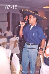 Foto 87-18 - No aguantó las ganas de cantar y lo hizo en la tradicional Comida Baile del día del Impresor de Canagraf Guanajuato, realizada el 24 de Septiembre 2005 en el Hotel La Nueva Estancia de la Ciudad de León, Guanajuato México.