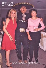 Foto 87-22 - Brenda León Acosta, el imitador de Vicente Fernández y persona no identificada en la tradicional Comida Baile del día del Impresor de Canagraf Guanajuato, realizada el 24 de Septiembre 2005 en el Hotel La Nueva Estancia de la Ciudad de León, Guanajuato México.