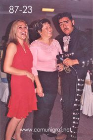 Foto 87-23 - Brenda León Acosta, persona no identificada y el imitador de Vicente Fernández en la tradicional Comida Baile del día del Impresor de Canagraf Guanajuato, realizada el 24 de Septiembre 2005 en el Hotel La Nueva Estancia de la Ciudad de León, Guanajuato México.