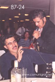 Foto 87-24 - El imitador de Vicente Fernández también le cantó a los caballeros en la tradicional Comida Baile del día del Impresor de Canagraf Guanajuato, realizada el 24 de Septiembre 2005 en el Hotel La Nueva Estancia de la Ciudad de León, Guanajuato México.