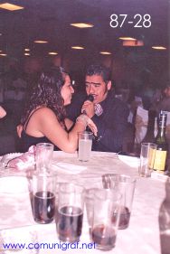 Foto 87-28 - Cantándole en exclusiva a una de las chicas el imitador de Vicente Fernández en la tradicional Comida Baile del día del Impresor de Canagraf Guanajuato, realizada el 24 de Septiembre 2005 en el Hotel La Nueva Estancia de la Ciudad de León, Guanajuato México.