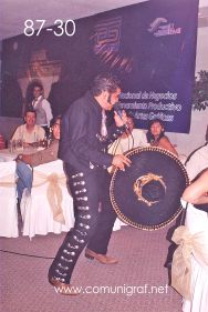 Foto 87-30 - Imitador de Vicente Fernández en la tradicional Comida Baile del día del Impresor de Canagraf Guanajuato, realizada el 24 de Septiembre 2005 en el Hotel La Nueva Estancia de la Ciudad de León, Guanajuato México.