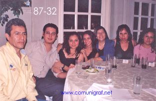 Foto 87-32 - Mesa con parte del personal de Imprenta Rayo en la tradicional Comida Baile del día del Impresor de Canagraf Guanajuato, realizada el 24 de Septiembre 2005 en el Hotel La Nueva Estancia de la Ciudad de León, Guanajuato México.