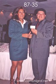Foto 87-35 - Ya no alcanzó premio (der), pero le dieron su vale para luego recogerlo, esto en el sorteo de la tradicional Comida Baile del día del Impresor de Canagraf Guanajuato, realizada el 24 de Septiembre 2005 en el Hotel La Nueva Estancia de la Ciudad de León, Guanajuato México.