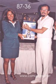 Foto 87-36 - El Prof. Carlos Alvarado (der) también resultó agraciado con una licuadora en el sorteo de la tradicional Comida Baile del día del Impresor de Canagraf Guanajuato, realizada el 24 de Septiembre 2005 en el Hotel La Nueva Estancia de la Ciudad de León, Guanajuato México.