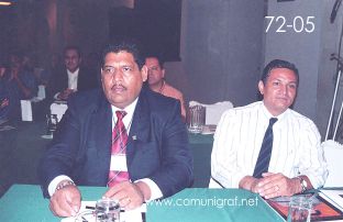 Foto 72-05 - Arturo Adona Castro (izq) de Cajas Micro y el Ing. Jorge Mario Valle Puente de Proveedores Maquiladores en el Encuentro Nacional de Negocios Gráficos (Pymes) realizado del 22 al 24 de Septiembre 2005 en el Hotel La Nueva Estancia de la ciudad de León, Gto. México