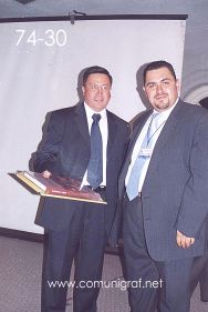 Foto 74-30 - Juan Elías Cordero (der) con persona no identificada en el Encuentro Nacional de Negocios Gráficos (Pymes) realizado del 22 al 24 de Septiembre 2005 en el Hotel La Nueva Estancia de la ciudad de León, Gto. México.
