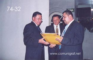 Foto 74-32 - Lic. José Luis Zamora Contreras de Canagraf Nacional (centro) y Juan Elías Cordero (der) entregando un reconocimiento a nombre de Canagraf Guanajuato a persona no identificada en el Encuentro Nacional de Negocios Gráficos (Pymes) realizado del 22 al 24 de Septiembre 2005 en el Hotel La Nueva Estancia de la ciudad de León, Gto. México