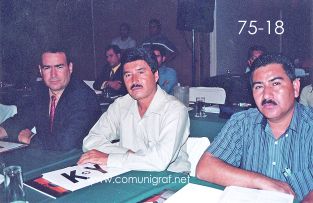Foto 75-18 - Héctor Peña de Heidelberg (izq) y Juan Manuel Ornelas Becerra (centro) en el Encuentro Nacional de Negocios Gráficos (Pymes) realizado del 22 al 24 de Septiembre 2005 en el Hotel La Nueva Estancia de la ciudad de León, Gto. México