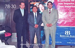 Foto 78-30 - Representantes del Banco del Bajío: Rodrigo Moreno Plascencia, Héctor Alejandro Zuñiga C. y Julio César Molina Villa en el Encuentro Nacional de Negocios Gráficos (Pymes) realizado del 22 al 24 de Septiembre 2005 en el Hotel La Nueva Estancia de la ciudad de León, Gto. México