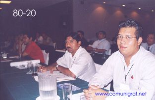 Foto 80-20 - Marco Polo Aguilar Segura (der) de Impresos Diana de Cuernavaca Morelos en el Encuentro Nacional de Negocios Gráficos (Pymes) realizado del 22 al 24 de Septiembre 2005 en el Hotel La Nueva Estancia de la ciudad de León, Gto. México.