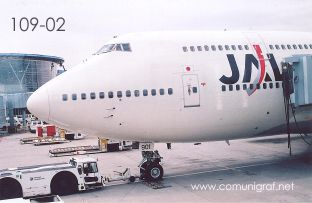 Foto 109-02 - Avión de Japan Airlines en el Aeropuerto en Vancouver Canadá - 09-Junio-2006
