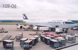 Foto 109-06 - Avión de Cathay Pacific en el Aeropuerto en Vancouver Canadá - 09-Junio-2006