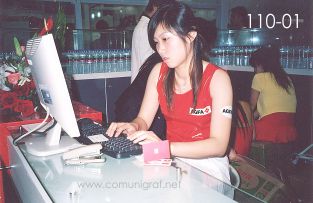 Foto 110-01 - Señorita de Agfa registrando los datos de los visitantes a su stand en la expo All In Print China en Shanghai China - 15-Junio-2006