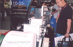 Foto 110-05 - Visitante admirando el funcionamiento de una impresora de papel en bobina con código de barras en la expo All In Print China en Shanghai China - 15-Junio-2006