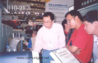 Foto 110-21 - En el stand de Kodak, visitantes de la feria observando el sistema MatchPrint en la expo All In Print China en Shanghai China - 15-Junio-2006