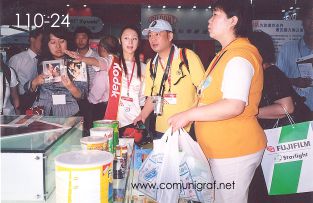 Foto 110-24 - Edecán de Kodak informando a los visitantes en la expo All In Print China en Shanghai China - 15-Junio-2006