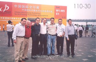 Foto 110-30 - Antes de entrar a la expo All In Print China en Shanghai China, Humberto Mata, Heliodoro Ayala, Fernando Martínez, Alejandro Aguilera, José Luis Díaz, Armando Padilla y Javier Navarro - 15-Junio-2006