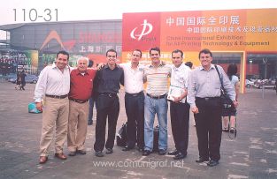 Foto 110-31 - En la explanada de la entrada a la expo All In Print China en Shanghai China, Humberto Mata, Heliodoro Ayala, Fernando Martínez, Alejandro Aguilera, José Luis Díaz, Armando Padilla y Javier Navarro - 15-Junio-2006