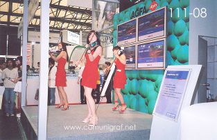 Foto 111-08 - Guapas señoritas chinas ejecutando bellas melodías en el stand de Agfa en la expo All In Print China en Shanghai China - 15-Junio-2006