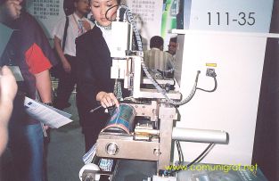 Foto 111-35 - Señorita explicando a los visitantes sobre los nuevos procedimientos para grabar y fijar la lámina al cilíndro de impresión en la expo All In Print China en Shanghai China - 15-Junio-2006