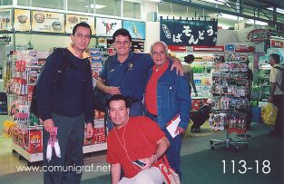 Foto 113-18 - Alejandro Aguilera, Javier Navarro,  Heliodoro Ayala y Humberto Mata en el interior del Aeropuerto de Tokio, Japón - 10-Junio-2006