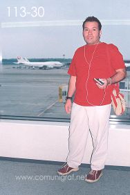 Foto 113-30 - Humberto Mata en el interior del Aeropuerto de Tokio, Japón - 10-Junio-2006